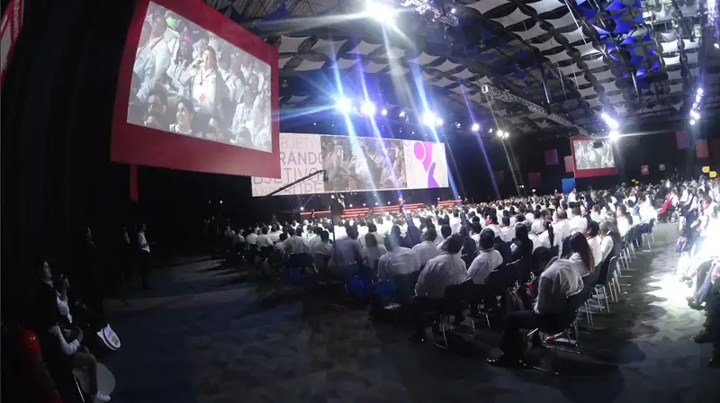 Auditorio lleno durante un evento corporativo
