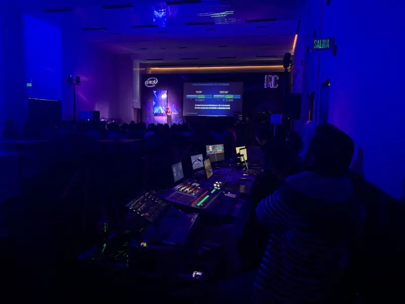 Cabina de control con monitores y consola durante un evento