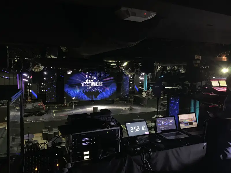Operador de video trabajando detrás del escenario