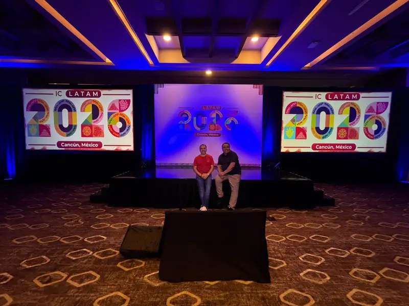 Escenario de convención con tres pantallas en Cancún
