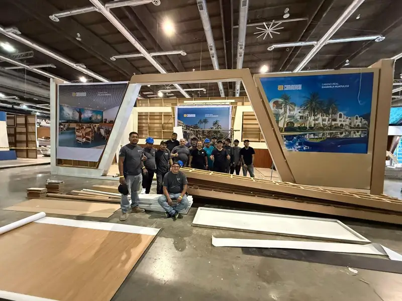 Equipo de montaje de SIEE frente a un stand en construcción