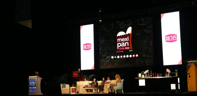 Escenario de congreso con pantallas LED