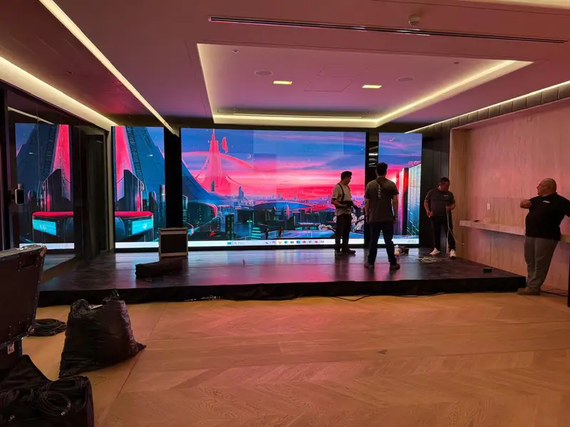 Pantalla LED de fondo de escenario en un salón mientras el equipo prueba el contenido