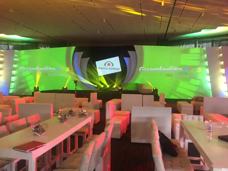 Espacio de marca con iluminación ambiental verde y mobiliario lounge
