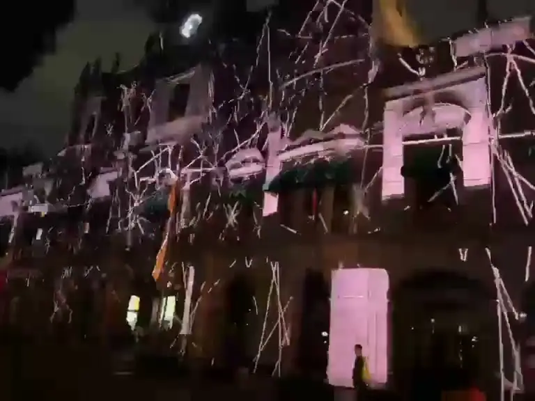 Fachada con líneas de luz de un video mapping