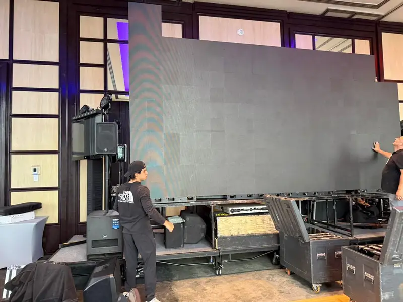 Técnicos montando una pantalla LED modular en un salón
