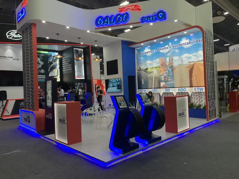 Stand de exposición con luz LED azul en la base y gráficos retroiluminados