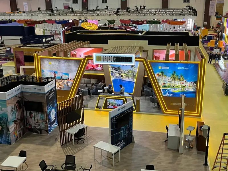 Vista desde arriba de un stand terminado en una exposición